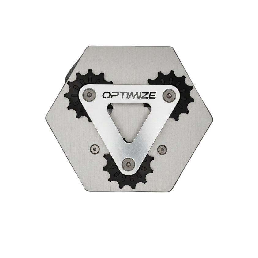 Der Kettenbrecher mechanisch der Optimize GmbH ist ein metallisches, sechseckiges Multitool mit drei sichtbaren schwarzen Riemenscheiben und einem silbernen Dreiecksbügel mit der Aufschrift