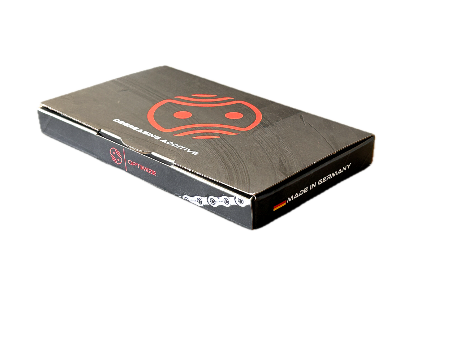 Eine schwarze, rechteckige Schachtel mit einem roten, kreisförmigen Logo und weißem Text mit der Aufschrift Optimize Entfettungs/Degreasing Additive auf dem Deckel. Auf der Seite steht MADE IN GERMANY mit einer kleinen Flagge - ideal für die Verwendung als Kettenwachs Additiv beim Entfetten.