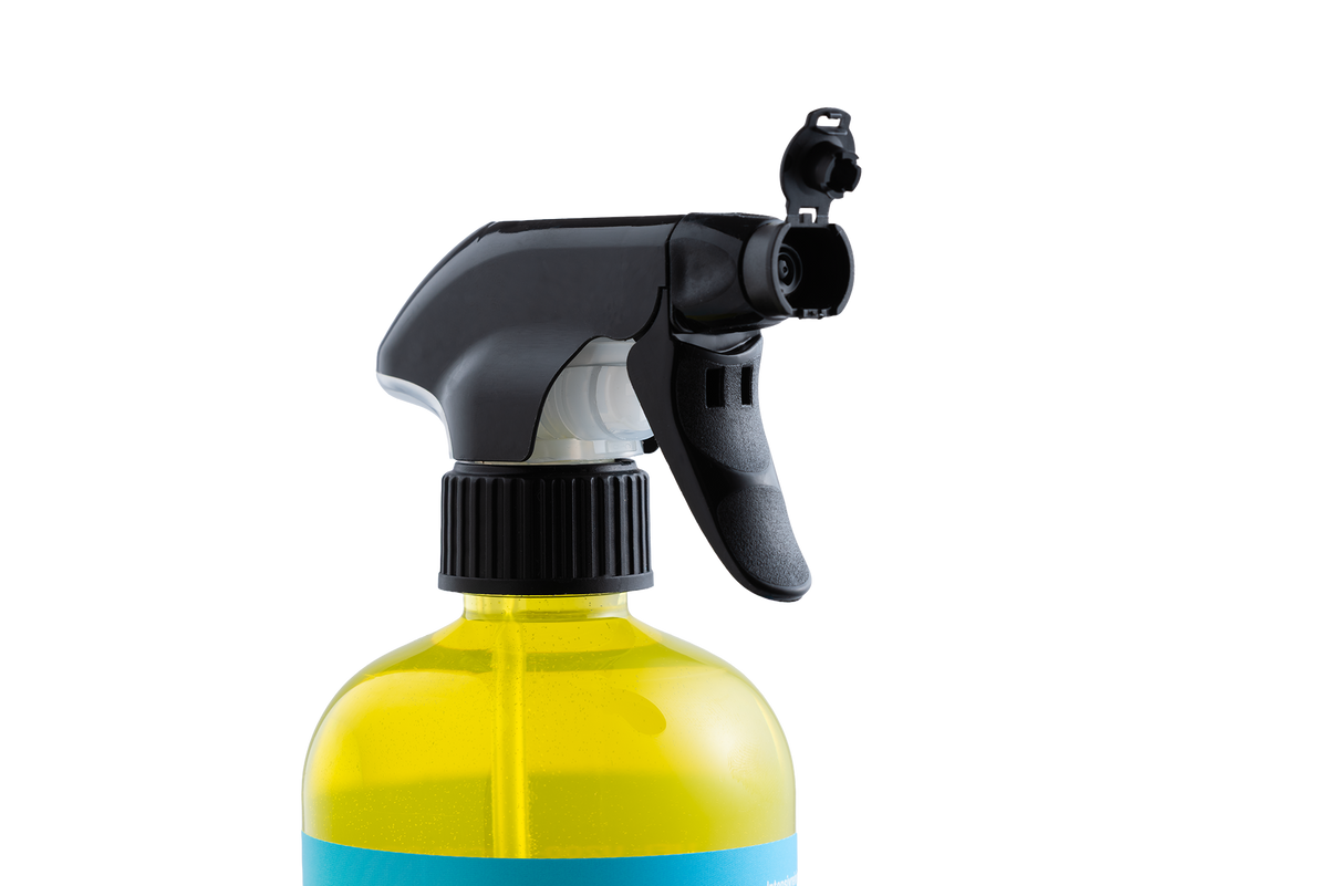 Eine durchsichtige Kunststoff-Sprühflasche, gefüllt mit gelbem Intensivreiniger – Ready to Use-Fahrradreiniger, mit einem schwarzen Sprühkopf und einer offenen Sprühdüse.