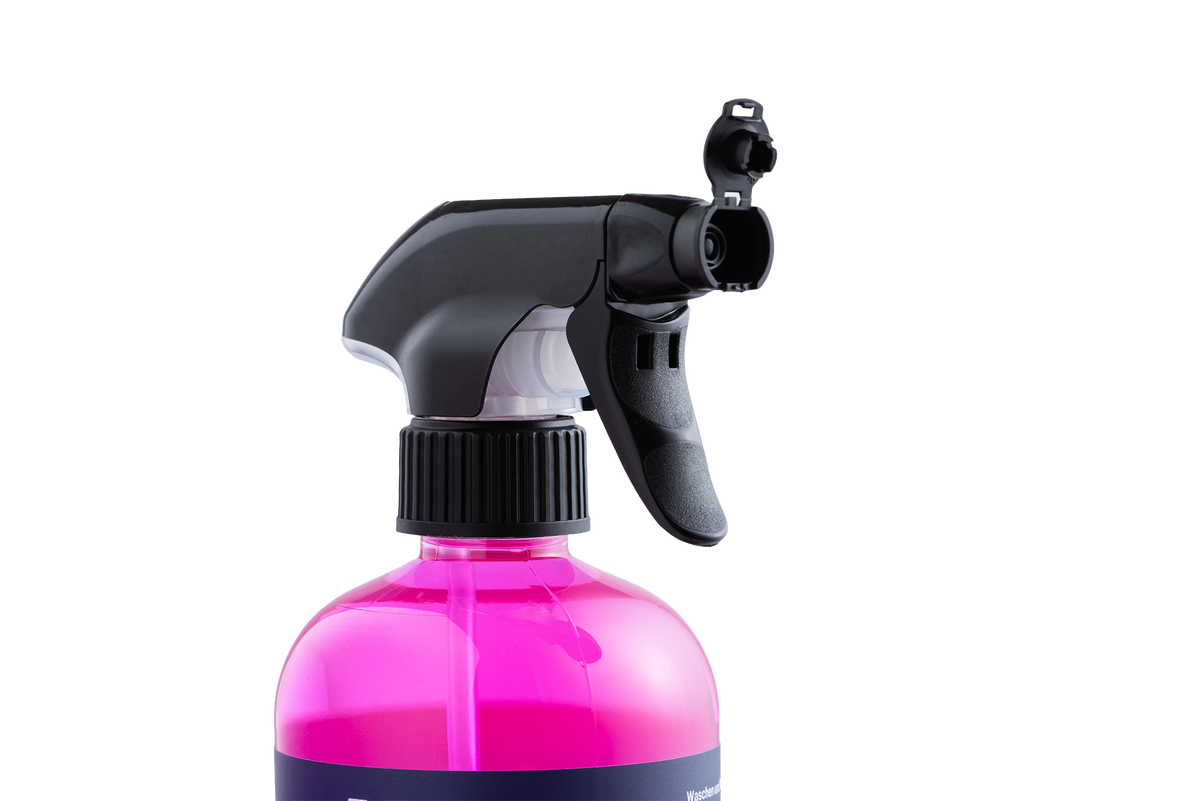 Waschen und Versiegeln – Gebrauchsfertige Sprühflasche mit leuchtend pinker Flüssigkeit und schwarzer Sprühdüse.
