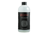 Eine transparente Flasche mit einem schwarzen Etikett, auf dem die Marke „Optimize“ und der Produktname „Chain Degreaser Plus“ zu sehen sind, ergänzt durch eine Kettengrafik und den Text „Made in Germany“. Die Flasche ist mit einem schwarzen Schraubverschluss verschlossen und vor einem weißen Hintergrund abgebildet. Bei diesem Produkt handelt es sich um einen wirksamen Kettenreiniger von Optimize, der eine gründliche Reinigung aller Kettenarten gewährleistet.