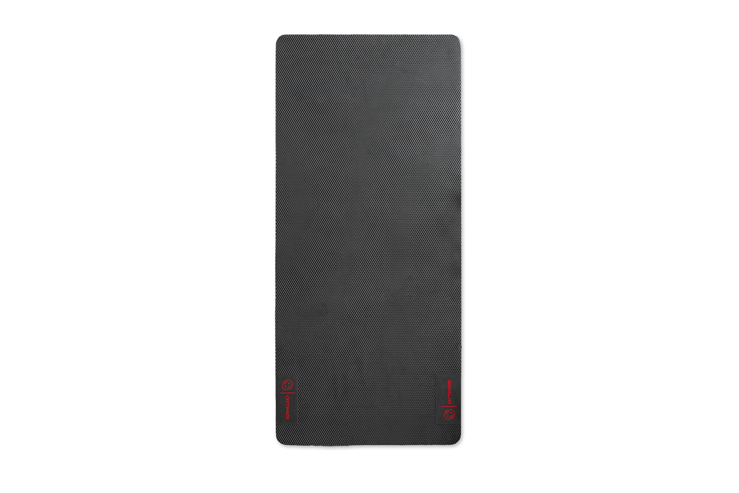 Eine schwarze, rechteckige Indoor-Matte der Firma Optimize GmbH mit strukturierter Oberfläche, abgebildet auf weißem Hintergrund. An zwei Ecken am unteren Rand der Matte sind kleine rote Logos und Etiketten zu sehen.