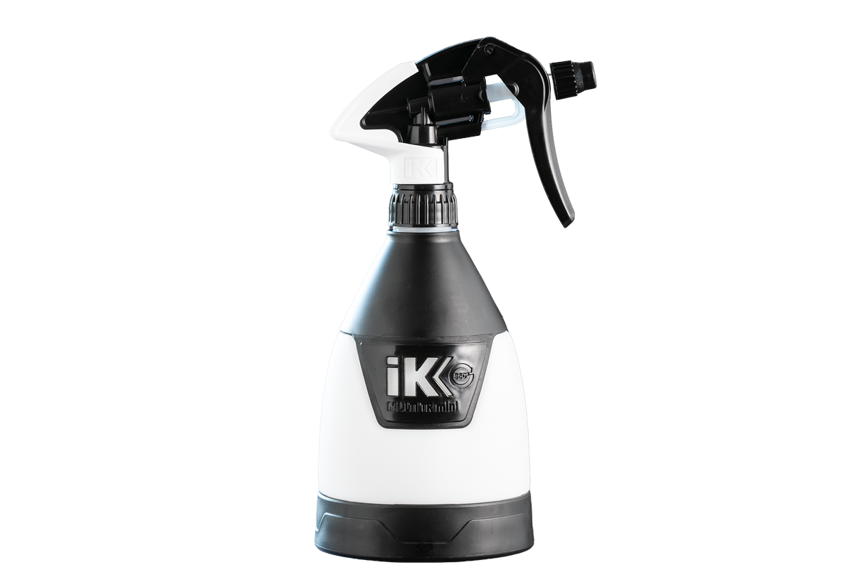 Eine IK Multi TR Mini 360º – 0,6 l Handzerstäuberflasche in Weiß und Schwarz mit Sprühkopf für die professionelle Fahrradreinigung.