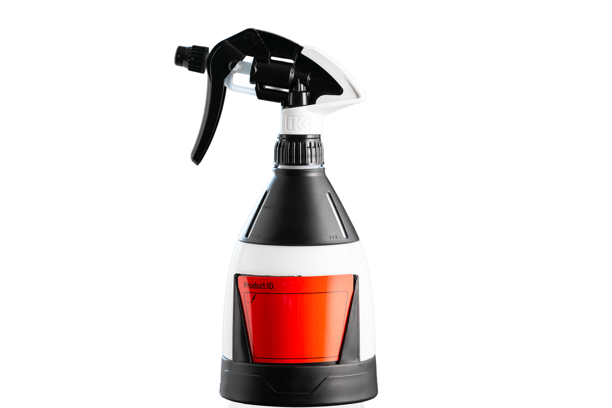 Eine weiß-schwarze IK Multi TR Mini 360º – 0,6 l Sprühflasche zum Halten mit einem großen roten Produkt-ID-Etikett, geeignet für die professionelle Fahrradreinigung.