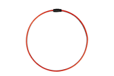 Der Optimize Kettenhalter von Optimize ist ein rotes Spiralkabel mit einem schwarzen Stecker an der Spitze, typischerweise als Werkzeug verwendet, isoliert auf weißem Hintergrund dargestellt.