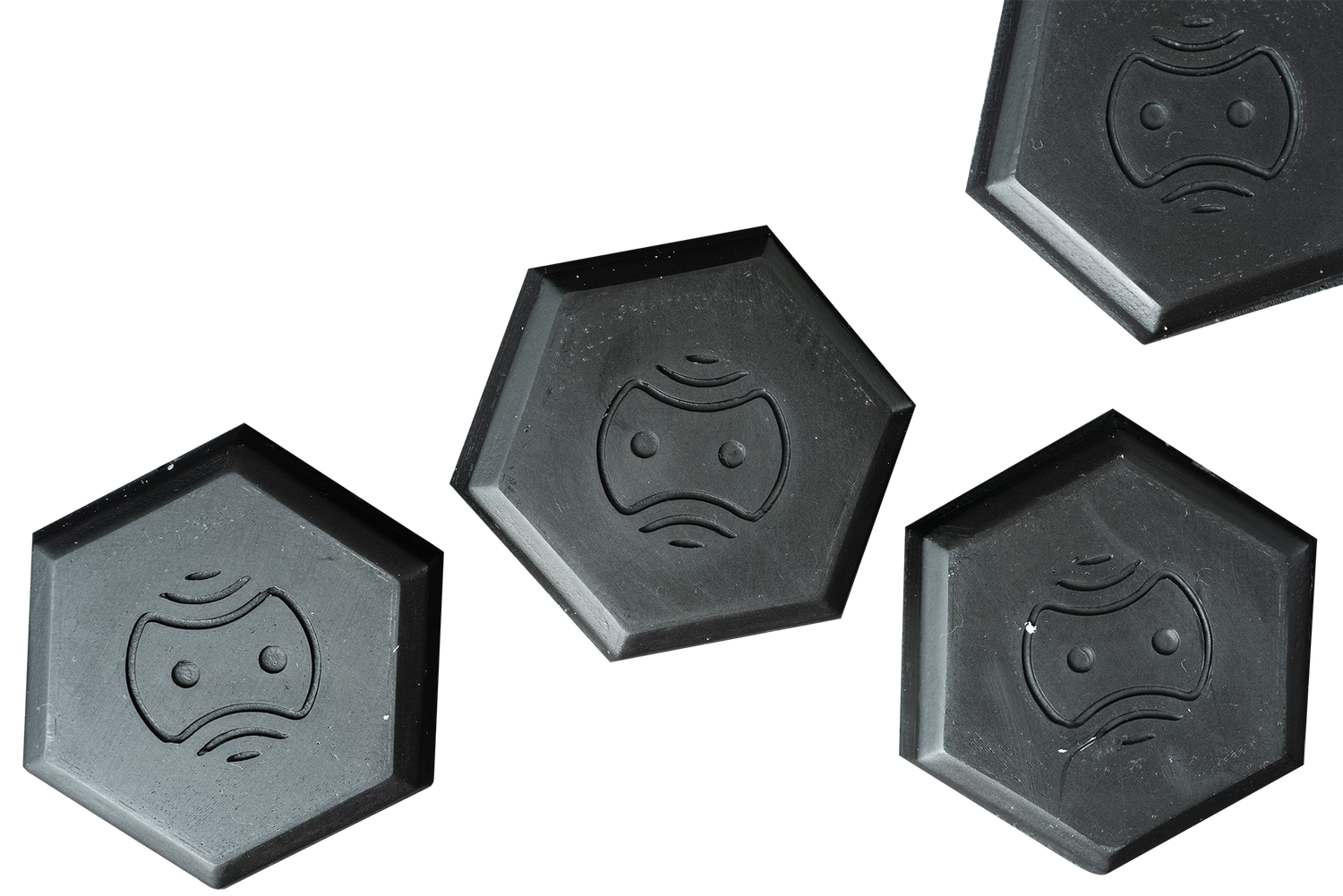 Vier schwarze sechseckige Untersetzer mit einem stilisierten traurigen Robotergesicht auf weißem Hintergrund - ideal für Technikfans oder Optimize Entfettungs/Degreasing Additive-Enthusiasten.