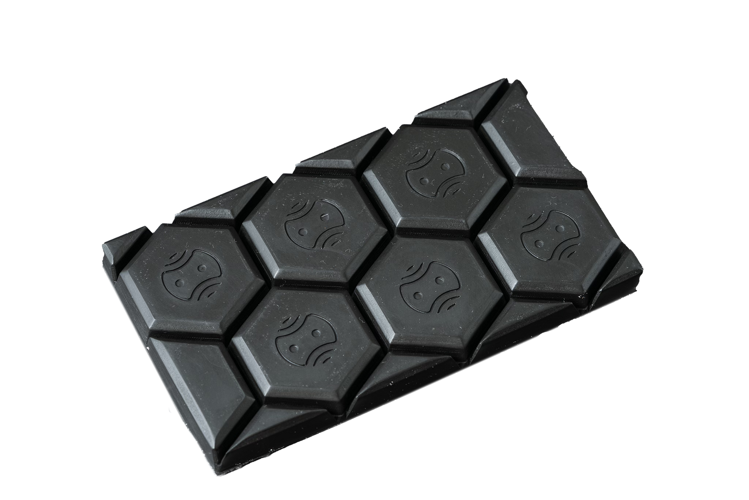 Eine dunkle Schokoladentafel mit sechseckigen Segmenten, die jeweils mit einem Yin-Yang-Symbol gekennzeichnet sind, steht auf einem weißen Hintergrund und erinnert an die Präzision von Optimize Entfettungs/Degreasing Additive von Optimize.