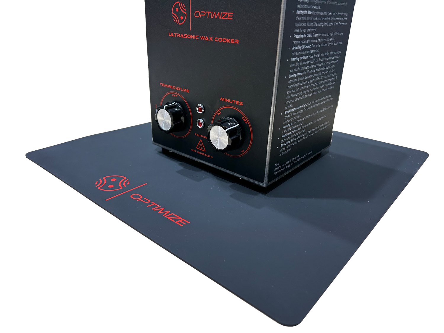 Ein schwarzer Optimize Ultraschall Wachskocher mit silbernen Noppen sitzt auf einer passenden Matte, beide zeigen das rote Optimize Logo. Die sichtbaren Anweisungen machen ihn ideal zum Schmelzen von Heißwachs oder Kettenwachs.