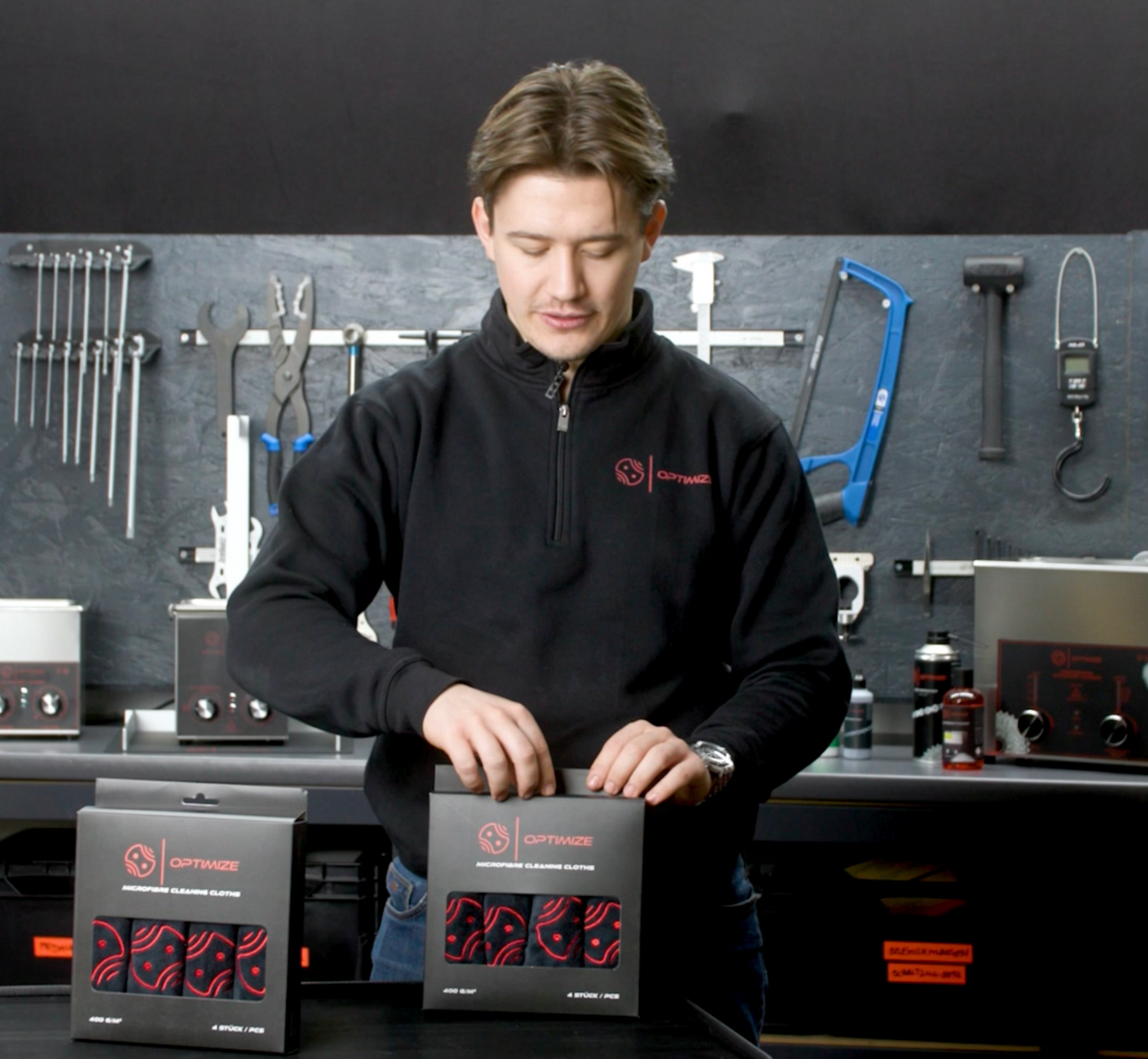 Person packt Mikrofasertücher aus