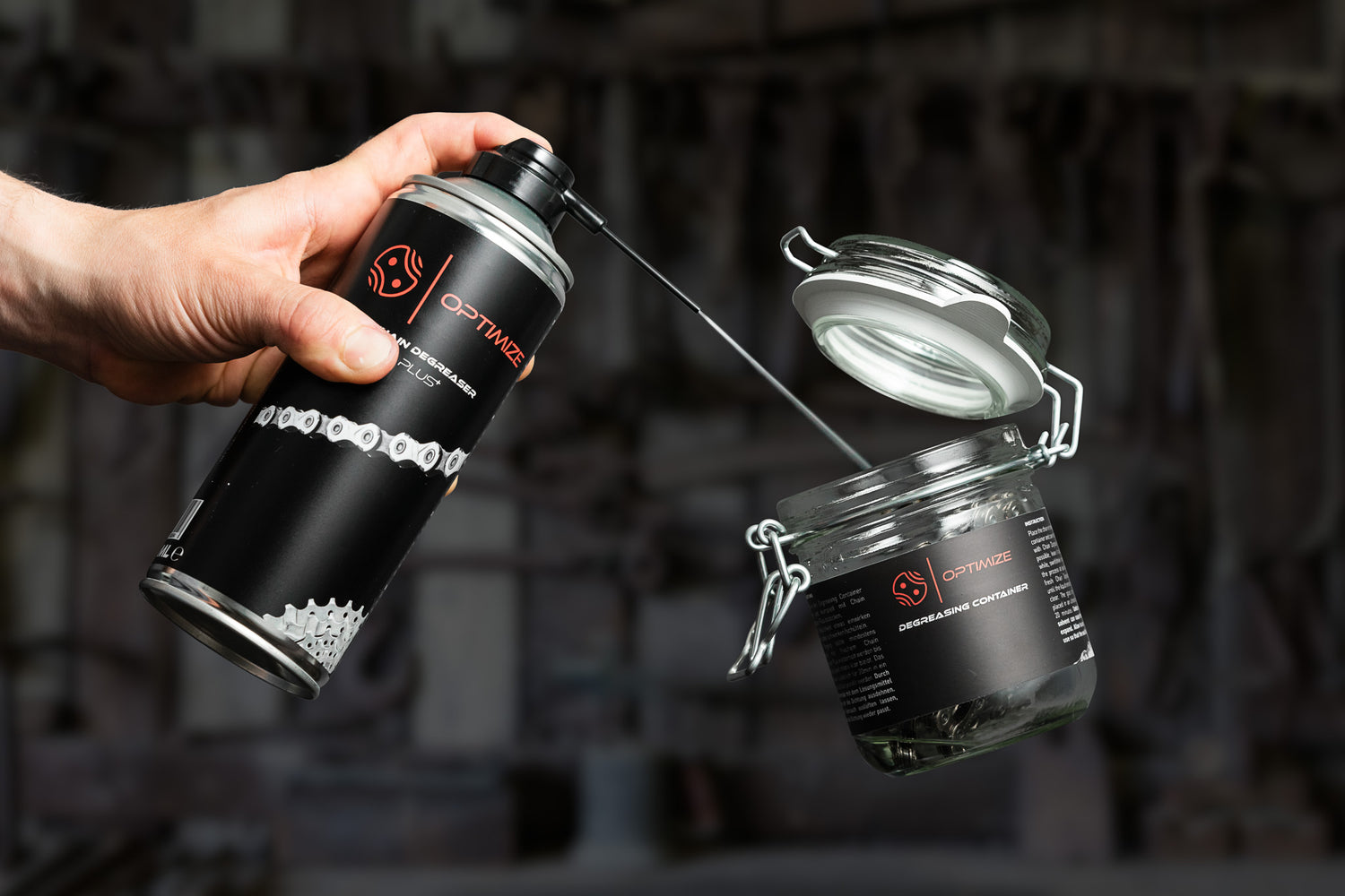 Optimize ChainDegreaser Plus wird in den Optimize Degreasing Container gesprüht in dem eine Kette liegt.
