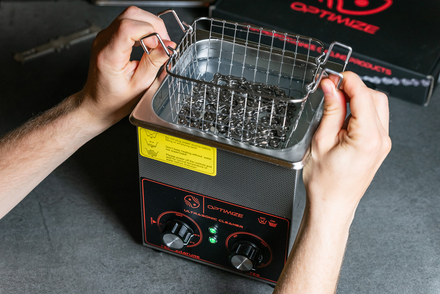 Optimize Ultraschallbad in dem eine Kette liegt