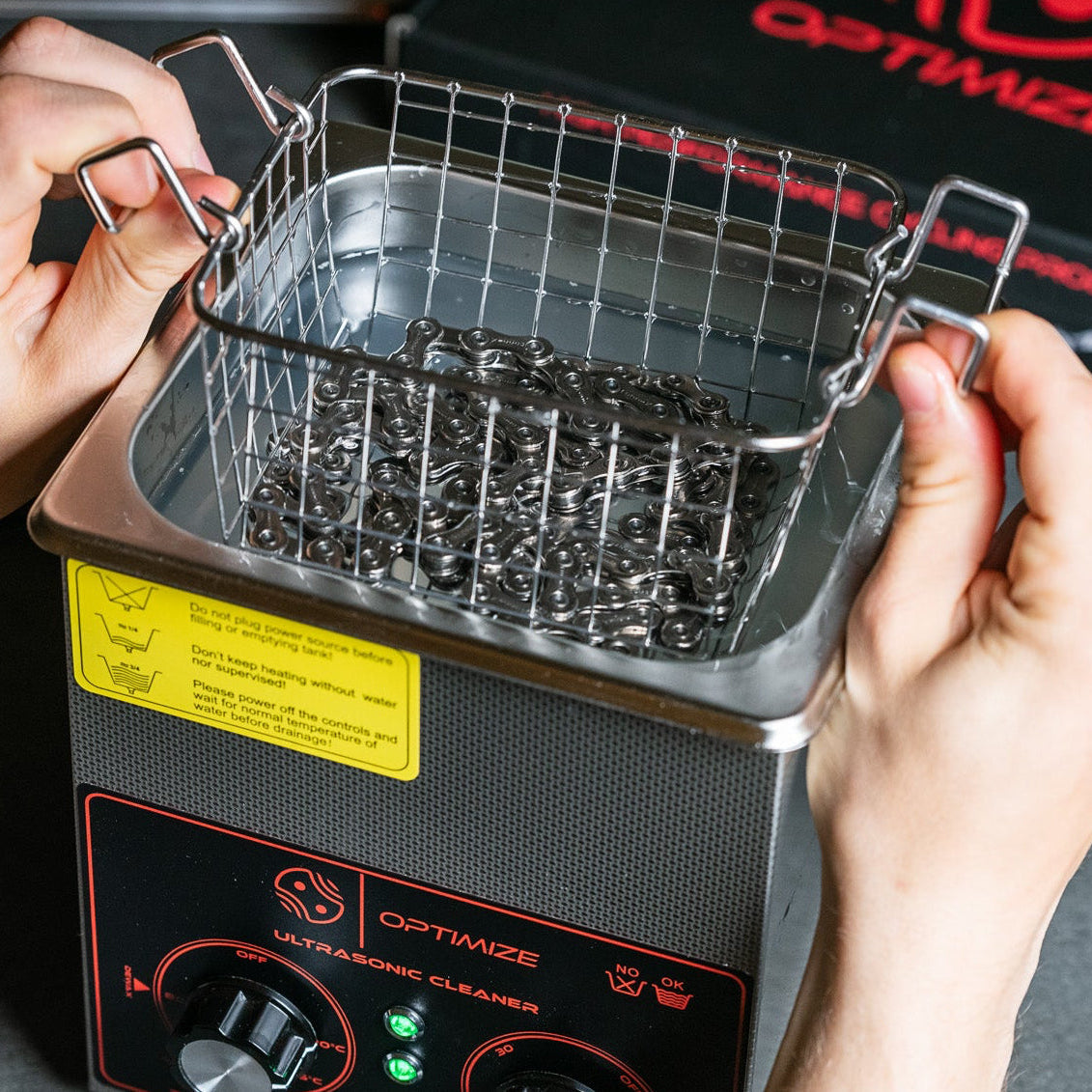 Optimize Ultraschallbad in dem eine Kette liegt