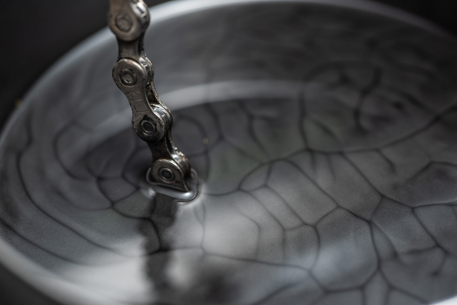 Fahhradkette wird in Heißwachs getaucht