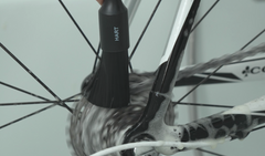 Eine Hand reinigt mit einer Bürste aus dem Pinselset Fahrrad Detailing eine mit Seife bedeckte Fahrradkassette.