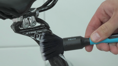 Mit einer Bürste mit weichen Borsten aus dem Pinselset Fahrrad Detailing wird eine Sattelstütze gereinigt.