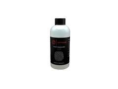 Eine silberne Flasche mit schwarzem Schraubverschluss und der Aufschrift "Optimize Ketten Entfetter Plus / Chain Degreaser Plus" zeigt ein schwarz-rotes Zahnradmotiv und steht aufrecht auf weißem Grund - ein effektiver Fahrradkettenreiniger und -entfetter.