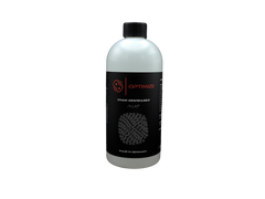 Eine weiße Flasche mit schwarzem Schraubverschluss und der Aufschrift "Optimize Ketten Entfetter Plus / Chain Degreaser Plus" zeigt eine Kettengrafik auf dem überwiegend schwarzen Etikett, das mit roter und weißer Schrift versehen ist und auf die leistungsstarke Formel und "Made in Germany" hinweist.