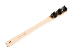 Die Optimize GmbH Optimize Kassetten-Reinigungsbürste mit Holzgriff und dichten schwarzen Borsten in Reihen, die sich perfekt für die Reinigung von Fahrradantrieben eignen, wird auf weißem Hintergrund gezeigt.