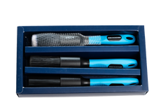 Drei Reinigungsbürsten mit schwarzen Borsten und blauen Griffen in einer blauen Pappschachtel, Teil eines Pinselsets – Fahrrad Detailing zur Reinigung.
