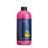 Eine Flasche Waschen und Versiegeln – Konzentrat, ein rosa Fahrradwaschkonzentrat mit einem dunkelblauen Etikett, auf dem eine gelbe Gummiente mit Fahrradhelm abgebildet ist.
