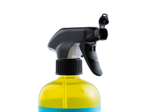 Eine durchsichtige Kunststoff-Sprühflasche, gefüllt mit gelbem Intensivreiniger – Ready to Use-Fahrradreiniger, mit einem schwarzen Sprühkopf und einer offenen Sprühdüse.