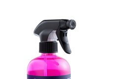 Eine durchsichtige Kunststoff-Sprühflasche der Firma KOM Duschen GmbH mit dem Produkt Waschen und Versiegeln – gebrauchsfertig, gefüllt mit leuchtend pinkfarbenem Wachsfilm und versehen mit einem schwarzen Sprühkopf.
