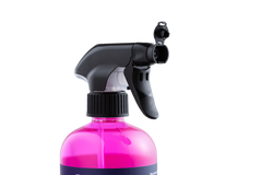 Waschen und Versiegeln – Gebrauchsfertige Sprühflasche mit leuchtend pinker Flüssigkeit und schwarzer Sprühdüse.