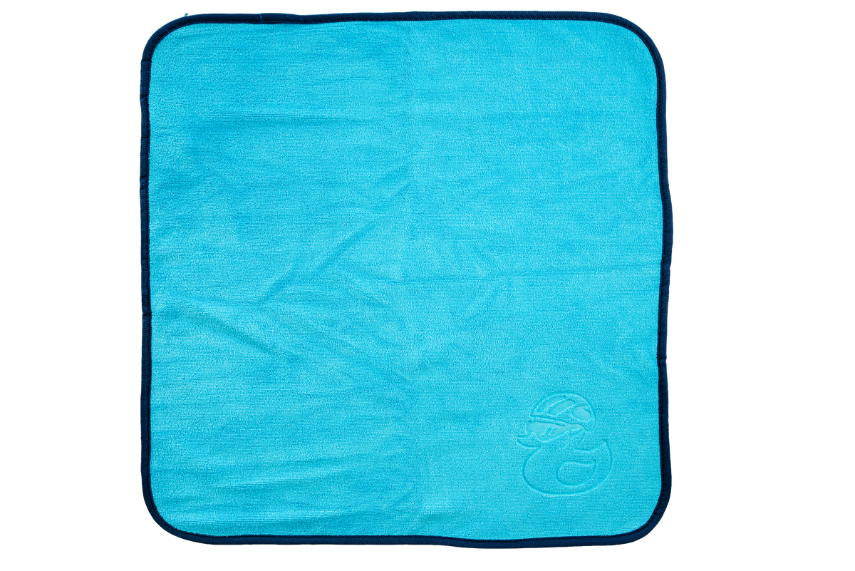 Quadratisches hellblaues Mikrofasertuch – Reinigungstücher 400 g/m² (4 Stück), Mikrofaser-Reinigungstuch mit dunkelblauem Rand und geprägtem Entenlogo in der Ecke, geeignet für den Hausgebrauch.