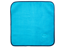 Ein quadratisches blaues Mikrofasertuch der KOM Duschen GmbH – Premium 800 g/m² – mit einem dunkelblauen Rand und einem kleinen, geprägten Entenlogo in der Ecke.
