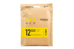 Eine braune Papierverpackung mit der Aufschrift Connex 12SG WAX Messing von Optimize GmbH enthält eine vorgewachste 12-fach Kette und ein Connex-Glied. Gelbe und schwarze Grafiken heben die einfache Anwendung, den Schutz und die sicheren Verriegelungsfunktionen hervor.