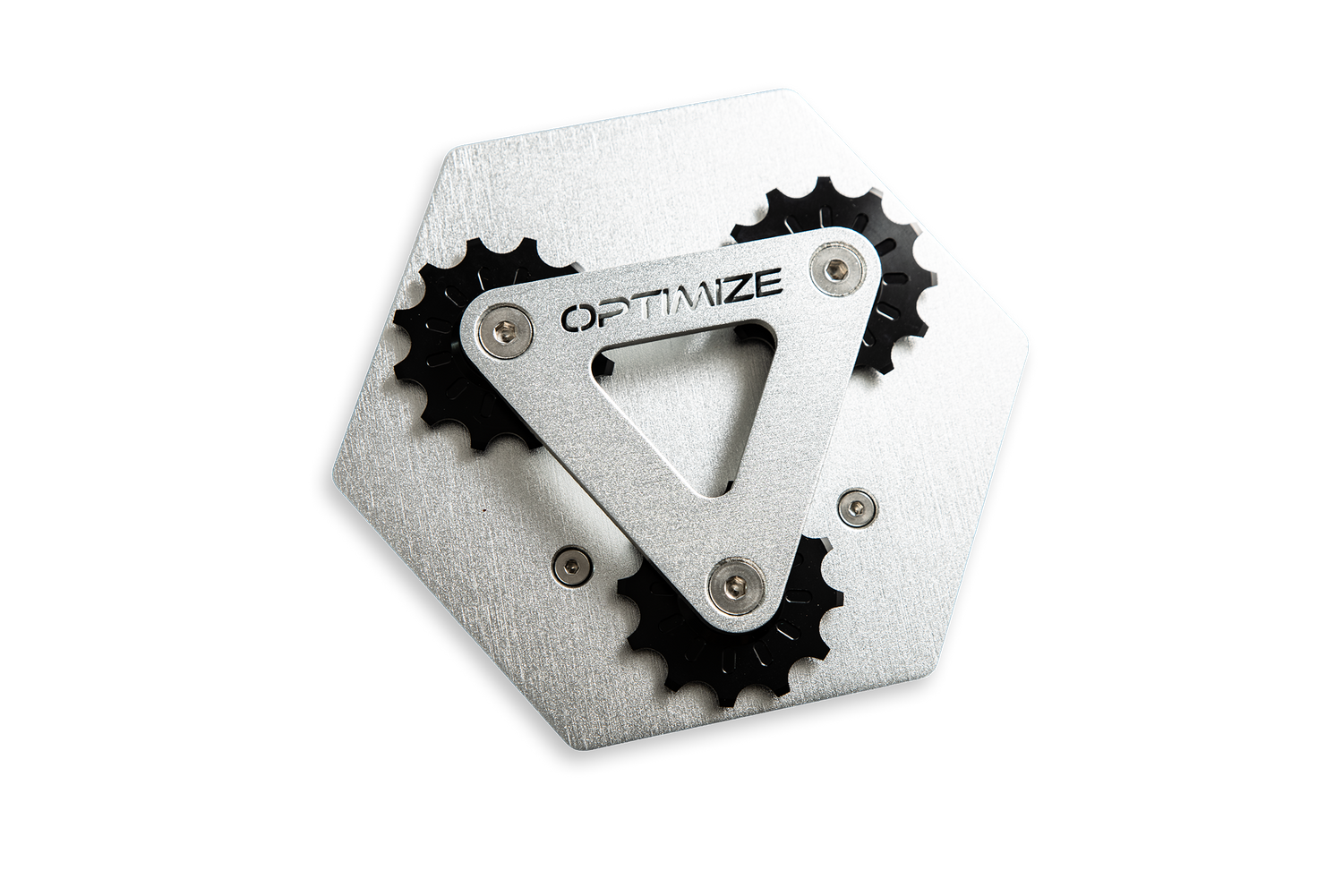 Der „Kettenbrecher mechanisch“ der Optimize GmbH ist ein silbernes, sechseckiges Metallwerkzeug mit zwei schwarzen, zahnradartigen Riemenscheiben und der Gravur „OPTIMIZE“ auf einer dreieckigen Aussparung, das zum mechanischen Durchtrennen von Ketten dient und auf weißem Hintergrund abgebildet ist.