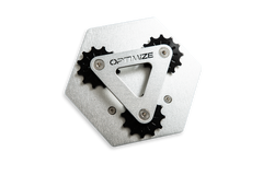 Der „Kettenbrecher mechanisch“ der Optimize GmbH ist ein silbernes, sechseckiges Metallwerkzeug mit zwei schwarzen, zahnradartigen Riemenscheiben und der Gravur „OPTIMIZE“ auf einer dreieckigen Aussparung, das zum mechanischen Durchtrennen von Ketten dient und auf weißem Hintergrund abgebildet ist.