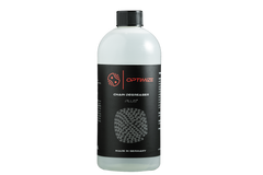 Eine durchsichtige Kunststoffflasche mit schwarzem Schraubverschluss und der Aufschrift Optimize Ketten Entfetter Plus / Chain Degreaser Plus zeigt auf ihrem schwarzen Etikett eine Fahrradkette und den Text Made in Germany".