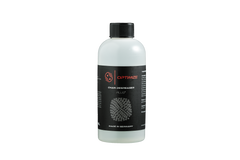 Eine durchsichtige Kunststoffflasche mit schwarzem Schraubverschluss und der Aufschrift "Optimize Ketten Entfetter Plus / Chain Degreaser Plus" zeigt ein strukturiertes Kettenbild und weiß-roten Text auf einem schwarzen Etikett.