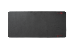 Die „Indoor Matte“ von Optimize GmbH ist eine große, rechteckige, schwarze Schreibtischunterlage mit strukturierter Oberfläche, abgerundeten Ecken und dezenten roten Aufdrucken – eine ideale Trainingsmatte für jeden Arbeitsplatz.
