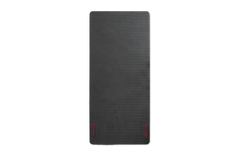Eine schwarze, rechteckige Indoor-Matte der Firma Optimize GmbH mit strukturierter Oberfläche, abgebildet auf weißem Hintergrund. An zwei Ecken am unteren Rand der Matte sind kleine rote Logos und Etiketten zu sehen.