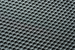 Nahaufnahme einer strukturierten schwarzen Oberfläche mit einem sich wiederholenden Muster aus kleinen, erhabenen sechseckigen Erhebungen und Vertiefungen – perfekt geeignet für die „Indoor Matte“ von Optimize GmbH. Die Beleuchtung unterstreicht den dreidimensionalen Effekt des Designs, wodurch sich die Matte ideal als Trainingsmatte oder als Teil Ihres Smart-Trainer-Setups eignet.