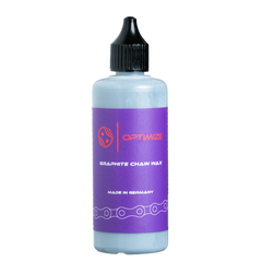 Eine Flasche Optimize Graphit-Kettenwachs von Mein Shop hat ein violettes Etikett, eine schwarze Verschlusskappe, den weißen Schriftzug Made in Germany und unten eine abgebildete Fahrradkette.