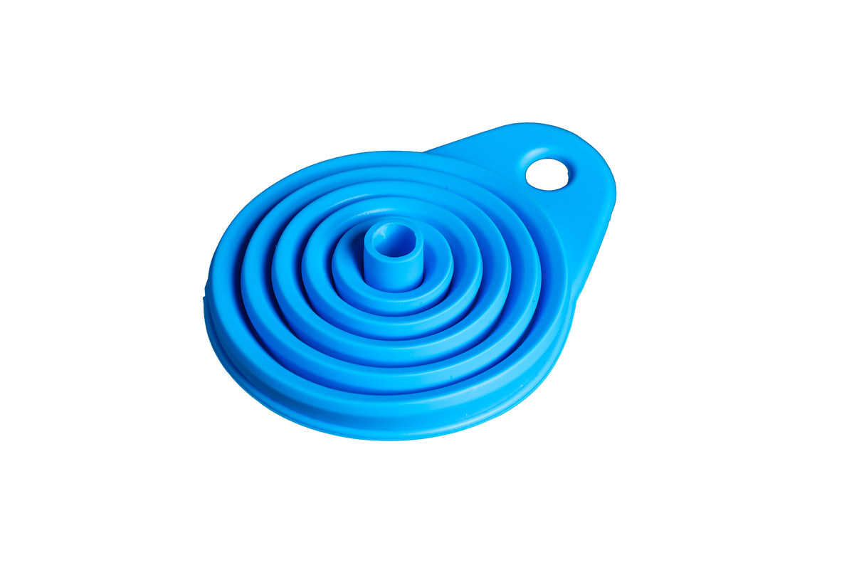 Zusammenklappbarer blauer Silikon-Trichter mit Lasche und Aufhängeloch, ideal als praktisches Zubehör für Sprühflaschen.