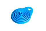 Zusammenklappbarer blauer Silikon-Trichter mit Lasche und Aufhängeloch, ideal als praktisches Zubehör für Sprühflaschen.