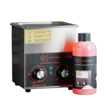 Ein Fast Bundle-Ultraschallbad – das Set mit den Bedienknöpfen steht neben einer Flasche mit rosa Reinigungslösung für die Ultraschallreinigung der Fahrradkette. Auf dem Etikett der Flasche ist der Reiniger abgebildet.