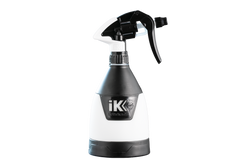 Eine IK Multi TR Mini 360º – 0,6 l Handzerstäuberflasche in Weiß und Schwarz mit Sprühkopf für die professionelle Fahrradreinigung.