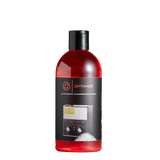 Eine durchsichtige Plastikflasche mit roter Flüssigkeit und der Aufschrift "Optimize Ultraschall Reinigungsflüssigkeit" von Optimize, mit der Abbildung einer Reinigungsmaschine auf der Vorderseite, vor einem schlichten weißen Hintergrund.