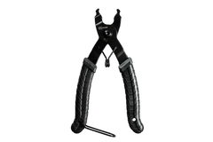 Die Optimize Basic Kettenschloss Zange der Optimize GmbH ist ein schwarzes, zangenähnliches Werkzeug mit strukturierten Griffen zum Entfernen oder Montieren von Fahrrad-Hauptkettengliedern, dargestellt auf weißem Hintergrund.
