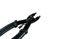 Eine Nahaufnahme der Optimize GmbH Optimize Basic Kettenschloss Zange, eine schwarze Zange mit strukturierten Griffen und gezahnten Backen, teilweise geöffnet und vor einem schlichten weißen Hintergrund dargestellt, um die Metallkonstruktion hervorzuheben.