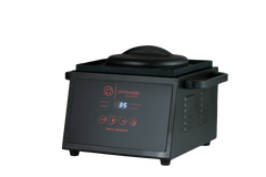 Der Optimize Automatischer Wachskocher von Optimize GmbH in Schwarz besitzt Temperatursteuerung, digitale Anzeige mit 35, Deckel, Seitengriffe und Fronttasten. Ideal zum Fahrradkette wachsen. Modell: OPTIMIZE BASIC, vor weißem Hintergrund.