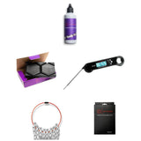 Eine Collage aus fünf Fahrradprodukten: Fast Bundle's Kettenwachs im Winter - Set, zwei schwarze Sechskantwerkzeuge in einer lila Box, ein digitales Thermometer, ein Kettenmessgerät und eine schwarze "OPTIMIZE" Verpackung.