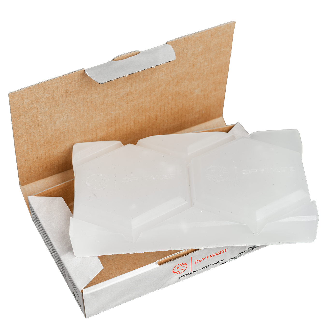Ein rechteckiger Block aus klarem Indoor Heißwachs der Optimize GmbH mit geometrischen Facetten sitzt teilweise in einer braunen, offenen und mit weißem Papier ausgekleideten Box, ideal um die Kette beim harten Indoor-Training auf dem Smarttrainer geschmeidig zu halten.