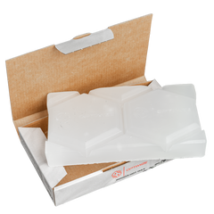 Ein rechteckiger Block aus klarem Indoor Heißwachs der Optimize GmbH mit geometrischen Facetten sitzt teilweise in einer braunen, offenen und mit weißem Papier ausgekleideten Box, ideal um die Kette beim harten Indoor-Training auf dem Smarttrainer geschmeidig zu halten.